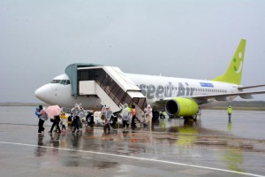 ソラシドエアのチャーター便が初めて就航した＝20日、下地島空港