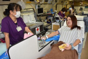 献血に協力する女性（右）＝15日、市役所上野庁舎前