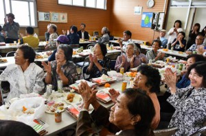 余興を楽しむ高齢者ら＝23日、大神島離島振興コミュニティーセンター