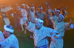 豪快なクイチャーを踊って観客を沸かせた宮国民俗芸能保存会の皆さん＝９日、ＪＴＡドーム宮古島