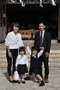 親子で参拝に訪れ子どもの健やかな成長を祈願した＝15日、宮古神社