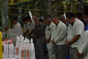 安村社長らがボイラーの安全を祈願した「火入れ式」＝７日、多良間製糖工場