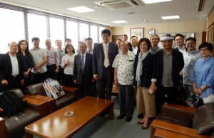 長濱副市長（右から３人目）と意見交換した長榮大学の関係者ら＝25日、市役所平良庁舎