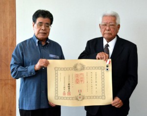 高齢者叙勲を受章した奥濱さん（右）。左は伝達した佐久本議長＝29日、市役所平良庁舎