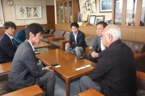 事業概要を説明する稲田社長（左から２人目）＝９日、市役所平良庁舎