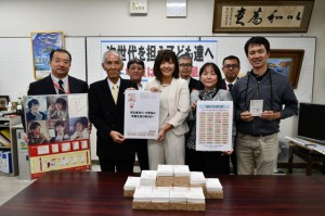 佐和田社長（前列中央）らが年賀はがきを贈呈した＝４日、市役所城辺庁舎