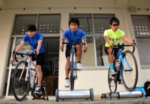 トレーニングに励む宮工・宮高の自転車競技部のメンバー。左から、齋藤亘志さん（宮工２年）、南風原凜之介さん（宮工２年）、大島匠泰さん（宮高１年）