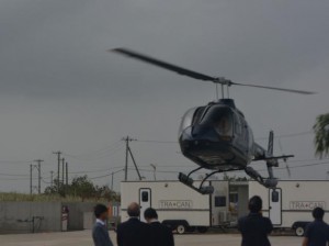 ヘリ遊覧飛行体験は関係者が見守る中で実施された＝10日、城辺のオーシャンズリゾート