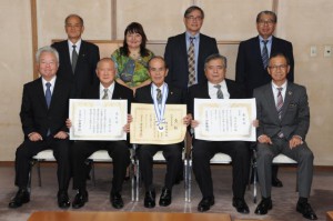 富川盛武副知事（前列左）に第８回ものづくり日本大賞の受賞を報告した平良恒雄さん（前列中央）ら＝17日、県庁