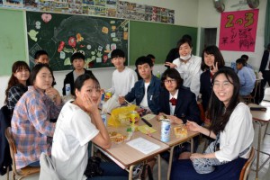 昼食を一緒に食べるなどして交流を深める韓国と宮総実の高校生ら＝16日、宮古総合実業高校