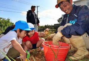 施設利用者と園児たちが協力し合いながらジャガイモ掘りを楽しんだ＝６日、あけぼの学園の農場