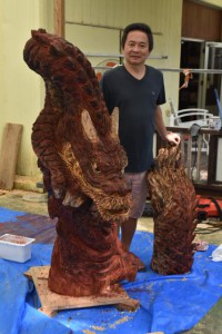 身長１６８センチの松吉代表と完成した木彫り龍（高さ１５０センチ）＝29日、パーラーレッドドラゴン