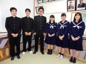 琉球大学に合格し笑顔を見せる（左から）波平さん、与那嶺さん、前泊さん、濱川さん、羽路さん、吉濱さん＝21日、宮古高校校長室