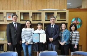 沖縄国税事務所長賞を受賞した狩俣さん（左から３人目）と関係者の皆さん＝28日、平良第一小学校
