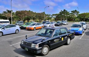 県内で初の感染者がタクシー運転手だったことから、危機感を募らせている宮古のタクシー業界も予防策の徹底を図るとしている＝14日、宮古空港