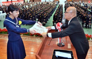 宮古高校では２５０人の卒業生一人一人に津野校長（右）から卒業証書が手渡された＝１日、宮古高校