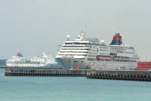 クルーズ船の寄港キャンセルなどで入域観光客数が大幅減の見込み（資料写真）