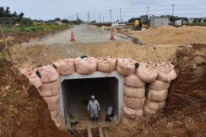長さ２１８㍍もある地下トンネルの水路＝６日、城辺