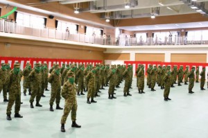 約２００人の隊員が編成完結式に参加した＝５日、陸上自衛隊宮古島駐屯地