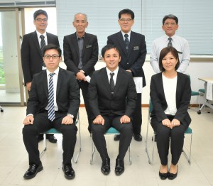 教育研究所での研修生活に入った（前列左から）小谷さん、砂川さん、奥平さん＝２日、市役所城辺庁舎