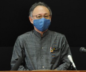 県内で新型コロナウイルス患者の死亡が5人目となったことを発表する玉城デニー知事＝30日、県庁