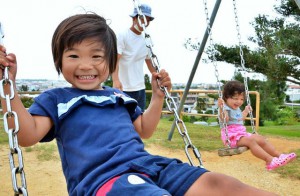 公園には子供たちの歓声と笑顔が広がった＝16日、カママ嶺公園
