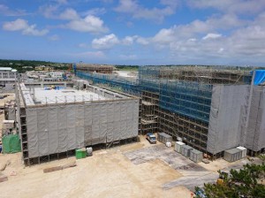 10月末の完成目指し建物工事が進められている＝18日、平良西里の市総合庁舎建設工事現場