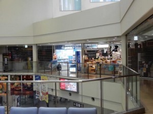 利用客は少ない現状だが２店舗が営業を再開している＝７日、宮古空港