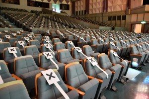 座席の半分を使用禁止にするなどの対応策が取られた＝27日、マティダ市民劇場