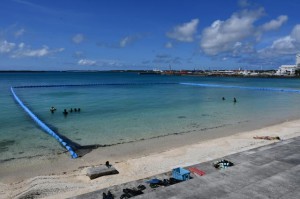 ビーチに設置されたハブクラゲ侵入防止ネット＝２日、パイナガマビーチ