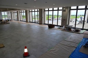 ７月下旬からの供用開始に向け搭乗待合室の増築工事が急ピッチで進められている＝26日、宮古空港