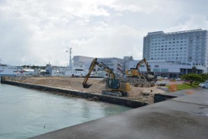 整備中の第４埠頭前面。後方の大型施設はホテルアトールエメラルド宮古島＝18日、平良港