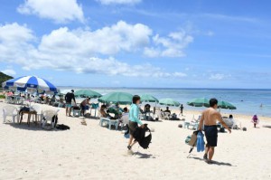 ４連休が始まり、市内のビーチは多くの観光客でにぎわった＝23日、城辺の新城海岸