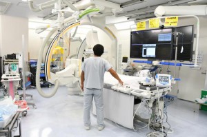 新たに導入された最新型の血管撮影装置＝16日、宮古病院