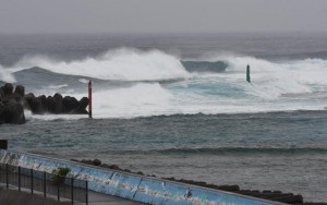 台風接近に伴う強風で各地の海岸には高波が立った＝31日、城辺友利のインギャー沖