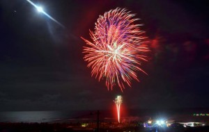 新型コロナの感染拡大で緊張の夏。夜空を彩る花火が住民や観光客の気持ちを和らげた＝２日、上野宮国のシギラビーチ上空