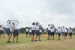 運動会に向けリズムダンスの練習をする生徒たち＝９日、城辺陸上競技場