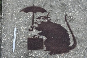 駐車場に描かれたネズミの絵＝10日、平良東仲宗根