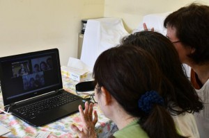 オンライン面会で会話する恵良さん（画面左上）と家族の皆さん＝22日、宮古厚生園