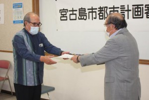 長濱副市長（右）が委員に委嘱状を手渡した＝10日、市役所下地庁舎