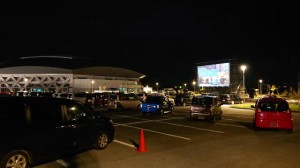 約１００台の車が並びスクリーンに映される映画を楽しんだ＝12日、ＪＴＡドーム宮古島駐車場