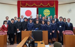 村の課題などを質問した子ども議会の議員ら＝20日、村議会議場