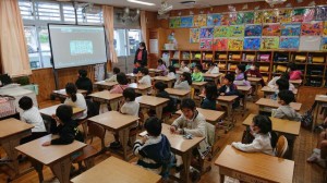 各学級でオンラインアプリを活用した始業式が行われた＝６日、平良第一小学校