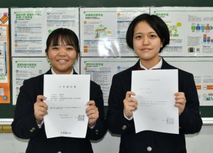 国公立大学に合格した荷川取さん（右）と下地さん＝22日、宮古総合実業高校