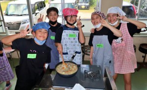 ＪＡ共催の食農活動の一環で、児童たちが栽培、収穫した野菜を使ったカレー作りに挑戦した＝26日、下地小学校