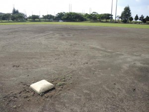 例年下地野球場のサブグラウンドとして使用されている市下地陸上競技場。すでに整備を終えていたが全大学のキャンプ中止が決まった＝15日、下地与那覇