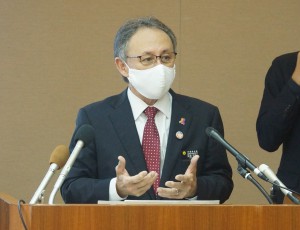 新型コロナの感染拡大防止策を発表する玉城知事＝29日、県庁