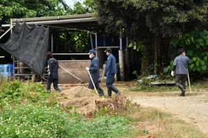 容疑者逮捕後も引き続き捜査員が凶器を捜索していた＝16日、宮古島市内