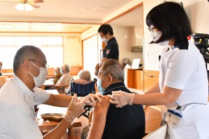 高齢者施設の入所者を対象にワクチン接種が始まった＝12日、宮古島市(代表撮影)