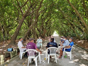 水納島の住民と村の職員らが参加し観光振興に向けて意見交換した＝25日、水納島